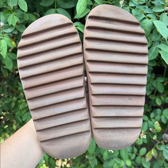 Adidas Yeezy Slide. Women Size 7 . - Picture 8 of 16